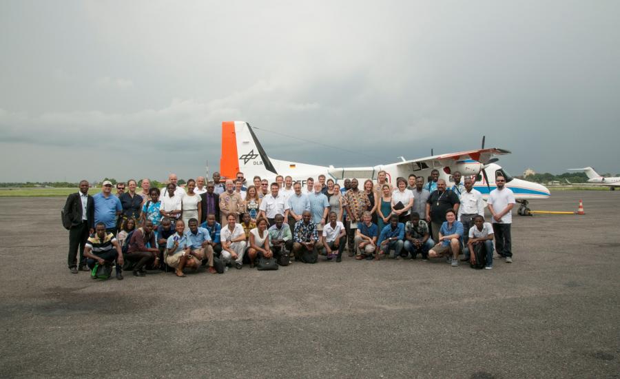 Group photo of NASA, AGEOS and DLR teams in front of the DLR Dornier aircraft on Media Day.